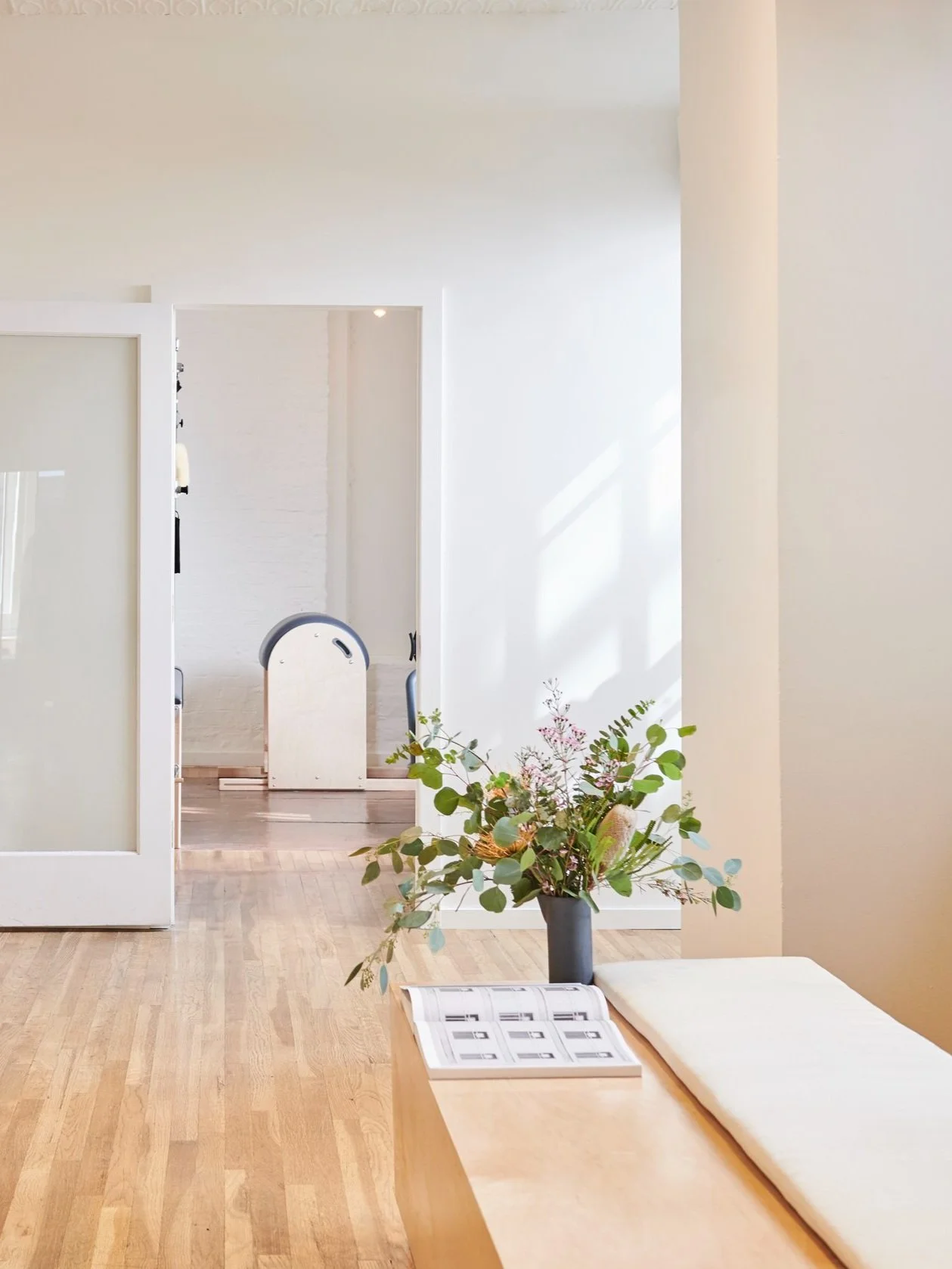 Intérieur lumineux du studio Si Le Pilates avec machines Pilates Reformer